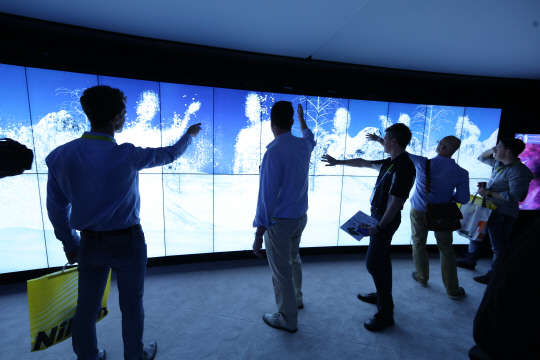 초대형 디스플레이 월(Wall)이 설치된 'CES 2015' 행사장.  CTA 제공